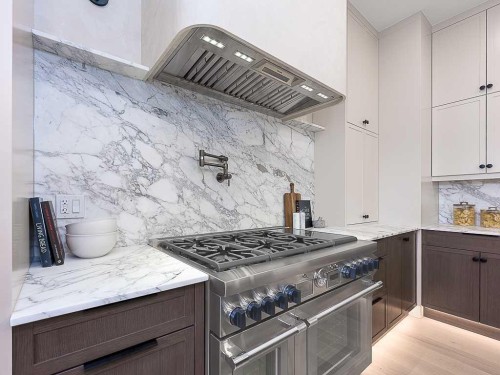 15 42 Street Sw, Calgary, AB - Indoor Photo Showing Kitchen With Upgraded Kitchen