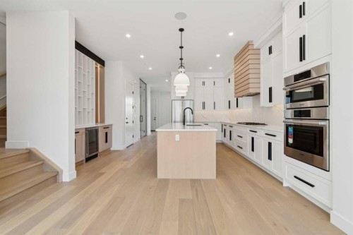 1027 32 Avenue Nw, Calgary, AB - Indoor Photo Showing Kitchen With Upgraded Kitchen