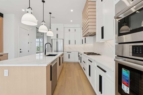 1027 32 Avenue Nw, Calgary, AB - Indoor Photo Showing Kitchen With Upgraded Kitchen