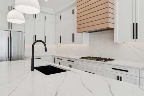 1027 32 Avenue Nw, Calgary, AB - Indoor Photo Showing Kitchen With Upgraded Kitchen