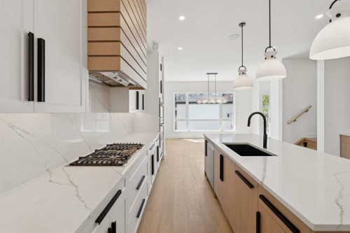 1027 32 Avenue Nw, Calgary, AB - Indoor Photo Showing Kitchen With Upgraded Kitchen