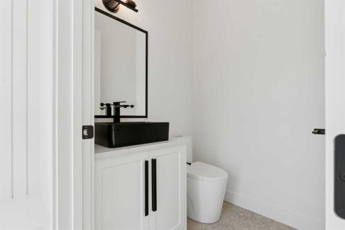 1027 32 Avenue Nw, Calgary, AB - Indoor Photo Showing Bathroom