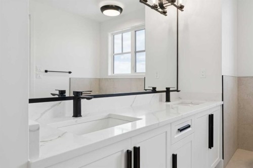 1027 32 Avenue Nw, Calgary, AB - Indoor Photo Showing Bathroom