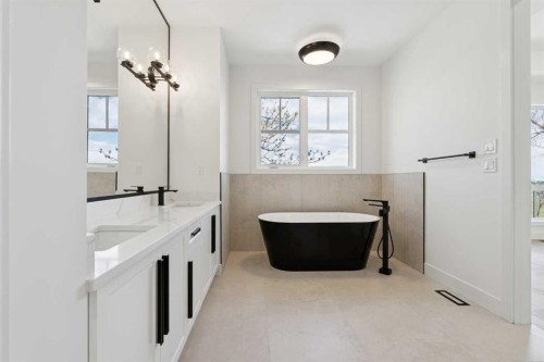 1027 32 Avenue Nw, Calgary, AB - Indoor Photo Showing Bathroom