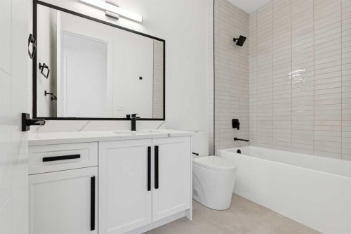 1027 32 Avenue Nw, Calgary, AB - Indoor Photo Showing Bathroom