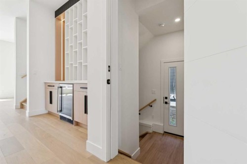 1027 32 Avenue Nw, Calgary, AB - Indoor Photo Showing Other Room