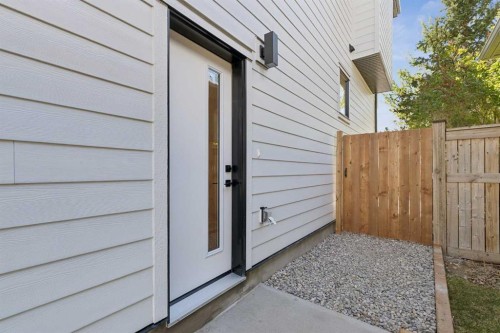 1027 32 Avenue Nw, Calgary, AB - Outdoor With Exterior
