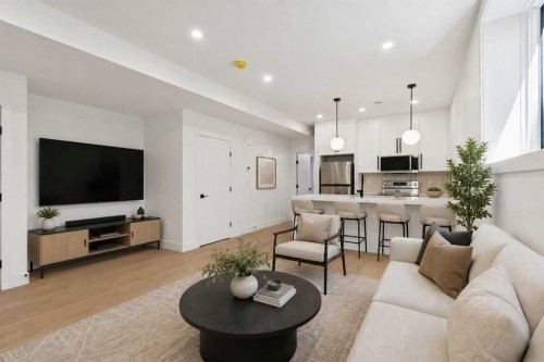 1027 32 Avenue Nw, Calgary, AB - Indoor Photo Showing Living Room