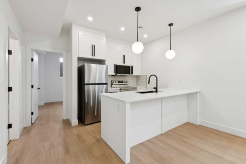 1027 32 Avenue Nw, Calgary, AB - Indoor Photo Showing Kitchen With Upgraded Kitchen