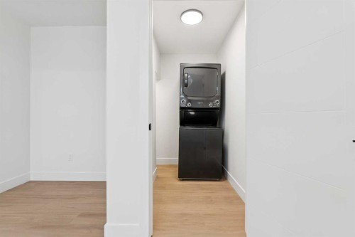 1027 32 Avenue Nw, Calgary, AB - Indoor Photo Showing Other Room