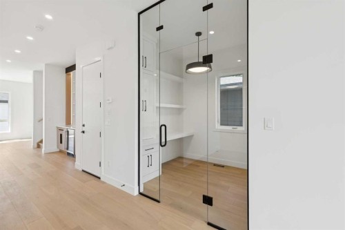 1027 32 Avenue Nw, Calgary, AB - Indoor Photo Showing Other Room