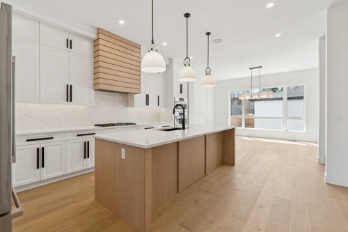 1027 32 Avenue Nw, Calgary, AB - Indoor Photo Showing Kitchen With Upgraded Kitchen