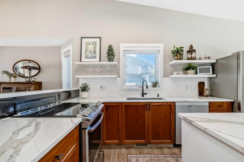39 Westfall Crescent, Okotoks, AB - Indoor Photo Showing Kitchen