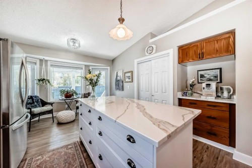 39 Westfall Crescent, Okotoks, AB - Indoor Photo Showing Kitchen
