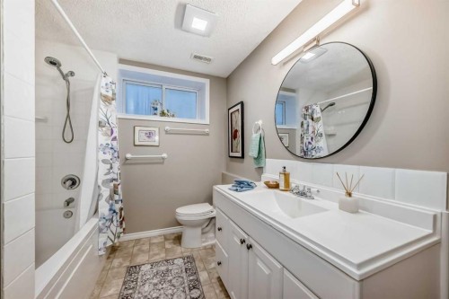 39 Westfall Crescent, Okotoks, AB - Indoor Photo Showing Bathroom
