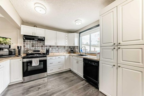 3014 Doverville Crescent Se, Calgary, AB - Indoor Photo Showing Kitchen