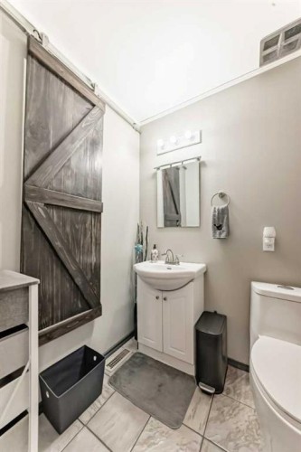 3014 Doverville Crescent Se, Calgary, AB - Indoor Photo Showing Bathroom