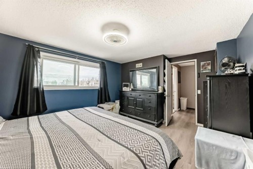 3014 Doverville Crescent Se, Calgary, AB - Indoor Photo Showing Bedroom