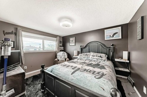 3014 Doverville Crescent Se, Calgary, AB - Indoor Photo Showing Bedroom