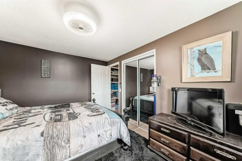 3014 Doverville Crescent Se, Calgary, AB - Indoor Photo Showing Bedroom