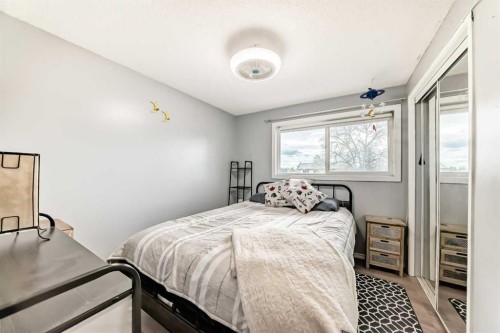 3014 Doverville Crescent Se, Calgary, AB - Indoor Photo Showing Bedroom