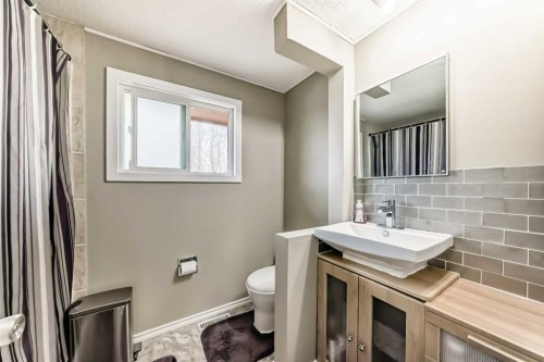 3014 Doverville Crescent Se, Calgary, AB - Indoor Photo Showing Bathroom