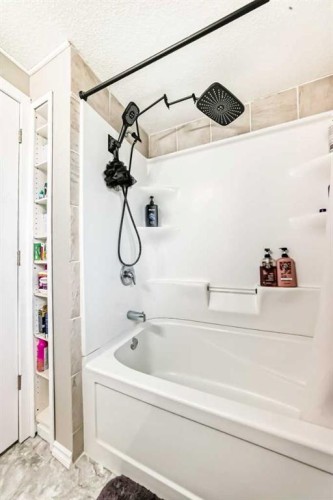 3014 Doverville Crescent Se, Calgary, AB - Indoor Photo Showing Bathroom