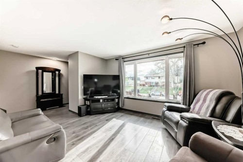 3014 Doverville Crescent Se, Calgary, AB - Indoor Photo Showing Living Room