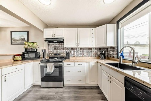 3014 Doverville Crescent Se, Calgary, AB - Indoor Photo Showing Kitchen