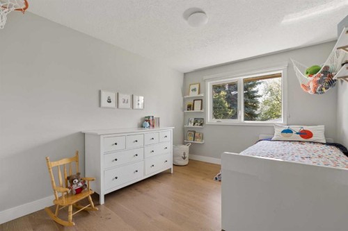127 Parkglen Crescent Se, Calgary, AB - Indoor Photo Showing Bedroom