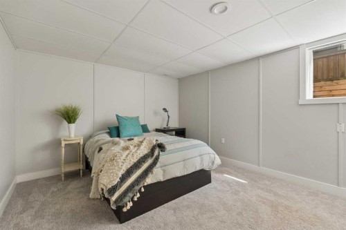 127 Parkglen Crescent Se, Calgary, AB - Indoor Photo Showing Bedroom