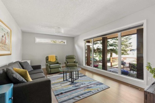 127 Parkglen Crescent Se, Calgary, AB - Indoor Photo Showing Living Room