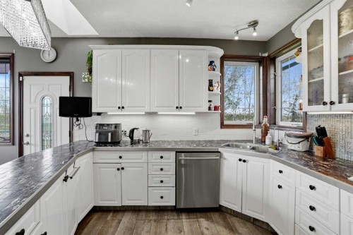 263089 Range Road 293, Rural Rocky View County, AB - Indoor Photo Showing Kitchen With Double Sink