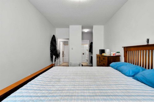 224-207 Sunset Drive, Cochrane, AB - Indoor Photo Showing Bedroom