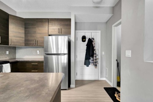 224-207 Sunset Drive, Cochrane, AB - Indoor Photo Showing Kitchen