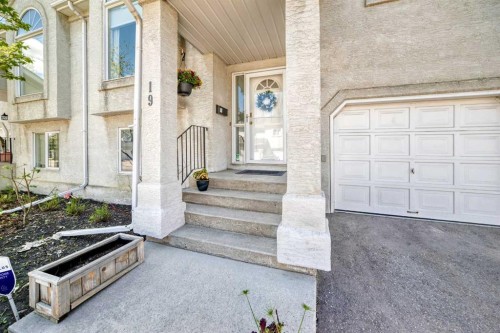 19 Sunlake Gardens Se, Calgary, AB - Outdoor With Exterior