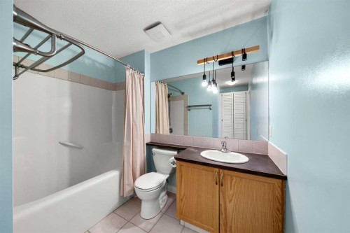 117 Westmount Road, Okotoks, AB - Indoor Photo Showing Bathroom