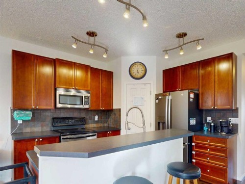 113 Evansford Circle Nw, Calgary, AB - Indoor Photo Showing Kitchen