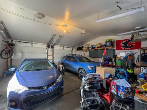 113 Evansford Circle Nw, Calgary, AB - Indoor Photo Showing Garage