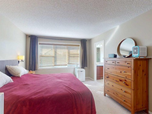 113 Evansford Circle Nw, Calgary, AB - Indoor Photo Showing Bedroom