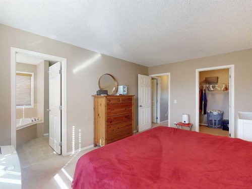 113 Evansford Circle Nw, Calgary, AB - Indoor Photo Showing Bedroom