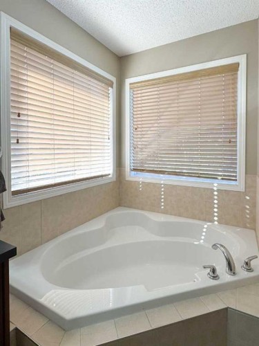 113 Evansford Circle Nw, Calgary, AB - Indoor Photo Showing Bathroom