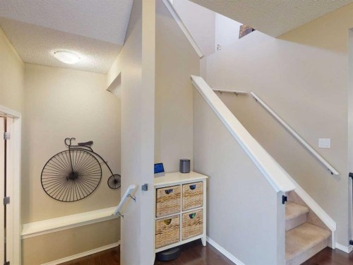 113 Evansford Circle Nw, Calgary, AB - Indoor Photo Showing Other Room