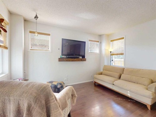 113 Evansford Circle Nw, Calgary, AB - Indoor Photo Showing Living Room