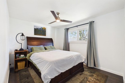 7411 21 Se, Calgary, AB - Indoor Photo Showing Bedroom