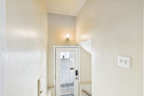 7411 21 Se, Calgary, AB - Indoor Photo Showing Other Room