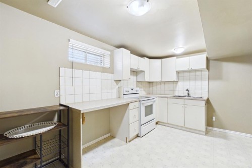 7411 21 Se, Calgary, AB - Indoor Photo Showing Kitchen