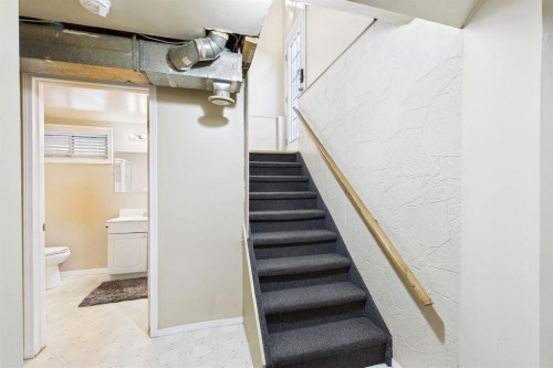 7411 21 Se, Calgary, AB - Indoor Photo Showing Other Room