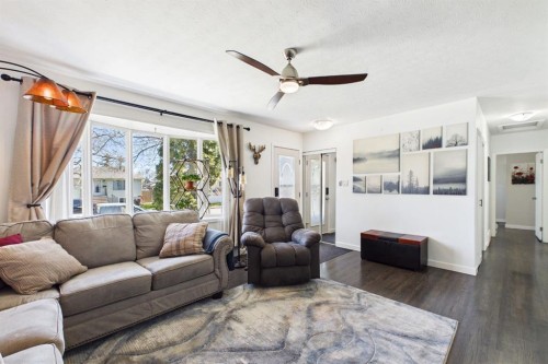 7411 21 Se, Calgary, AB - Indoor Photo Showing Living Room