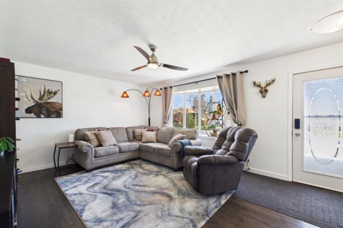 7411 21 Se, Calgary, AB - Indoor Photo Showing Living Room